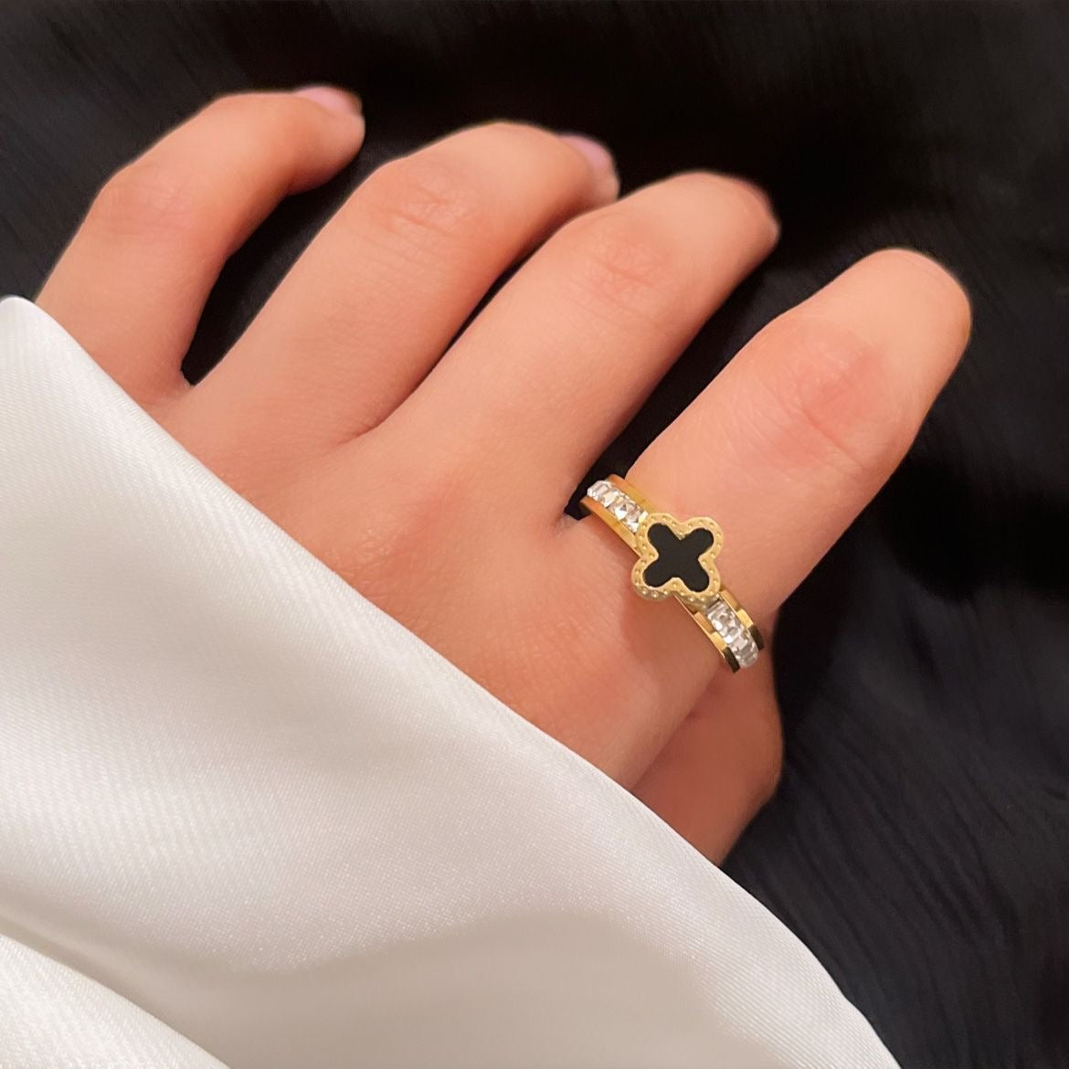 Diamanté Black Clover Ring