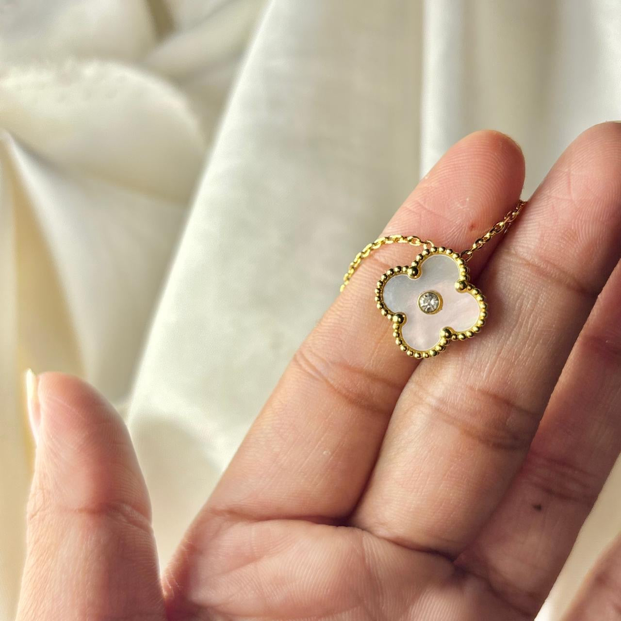 Perlé Queen Clove Necklace -Shell