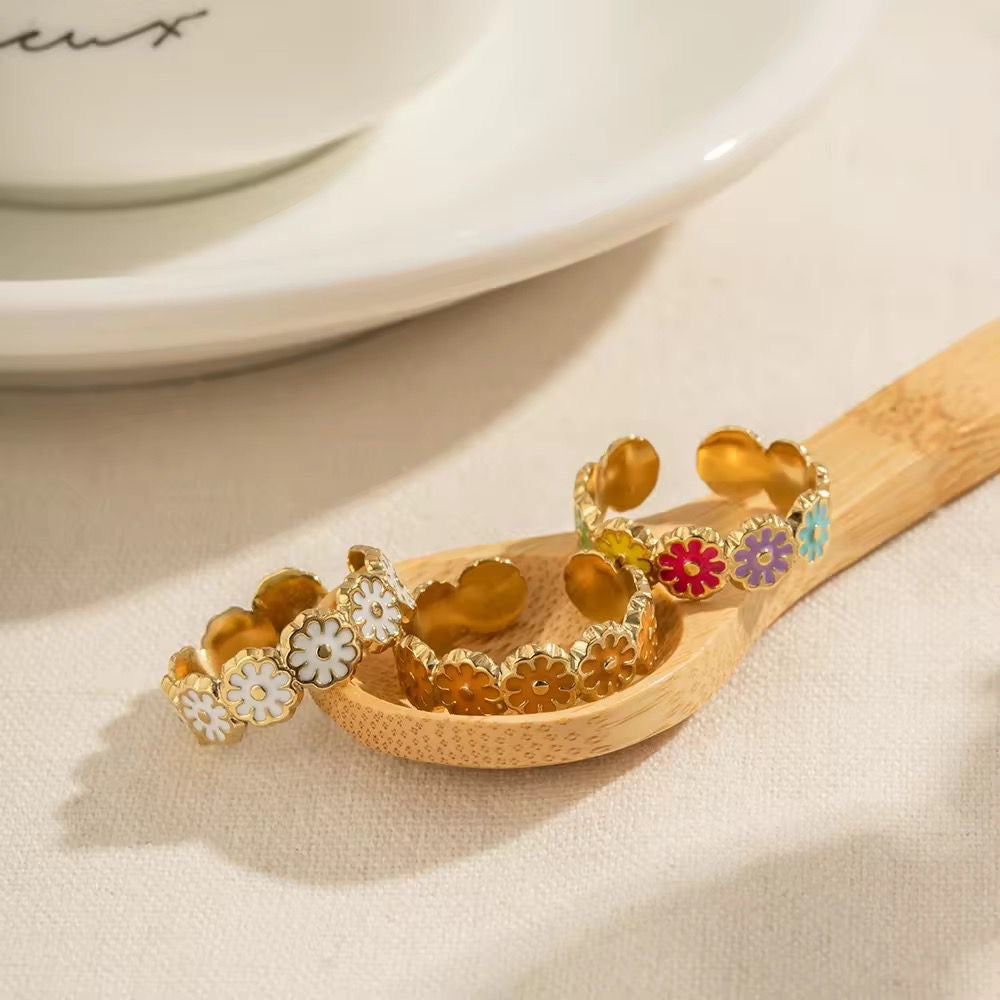 Daisy Bloom Ring -White