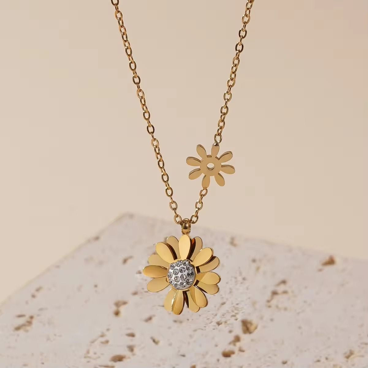 Glitzy Daizy Necklace