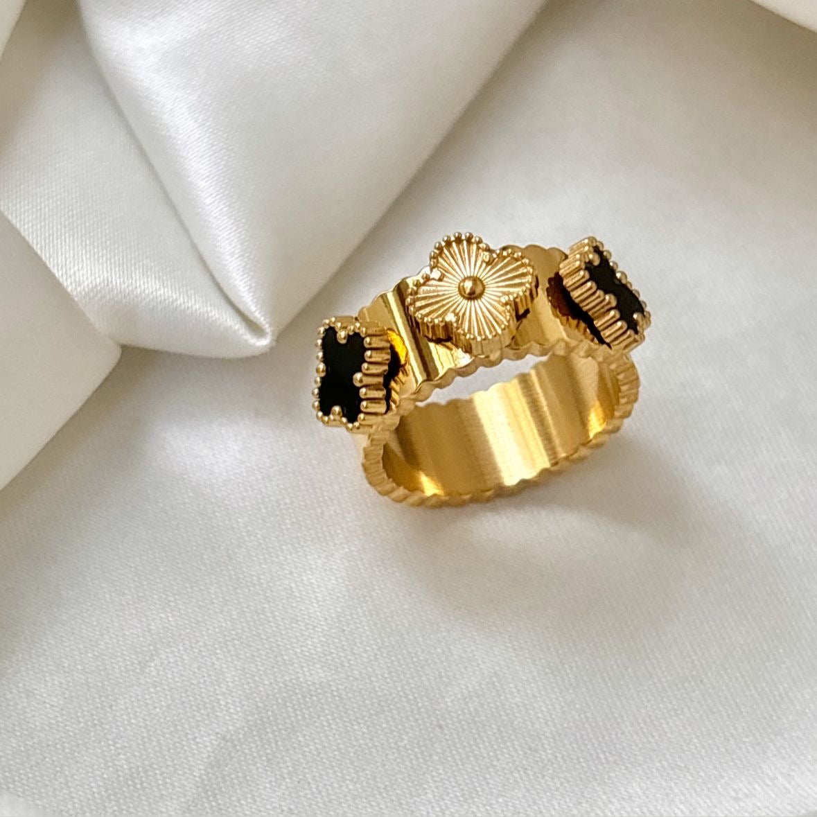 Luxurious Black Clovia Ring -18K