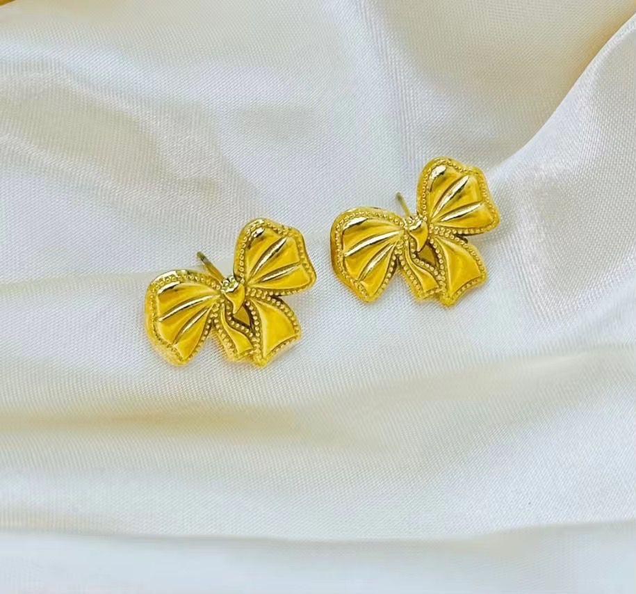 Disty Bow Studs -18K