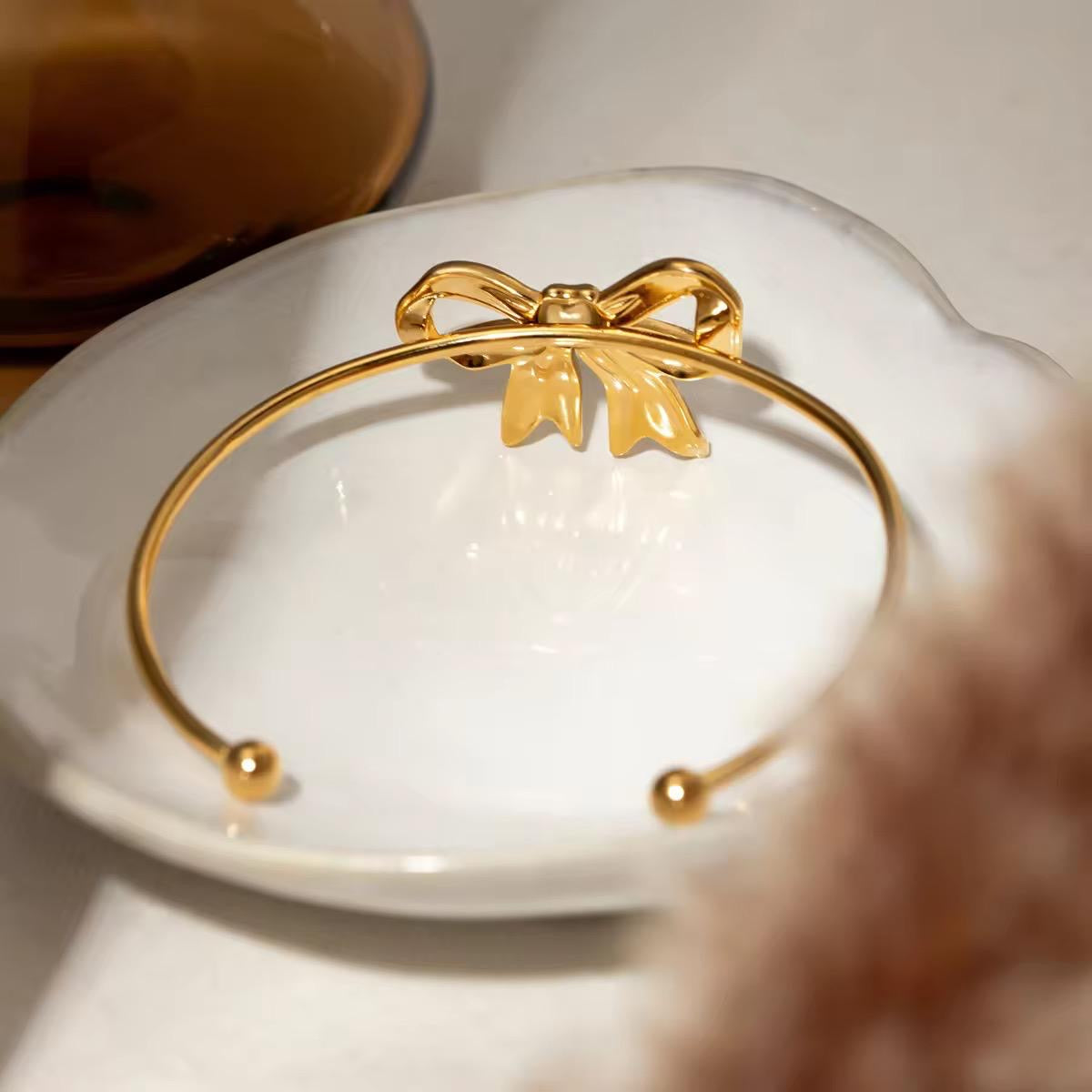 Queen Bow Cuff -18K