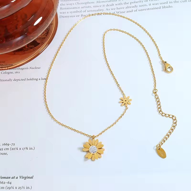 Glitzy Daizy Necklace