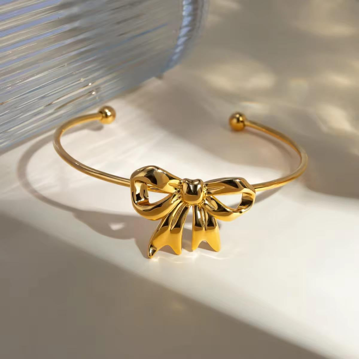 Queen Bow Cuff -18K