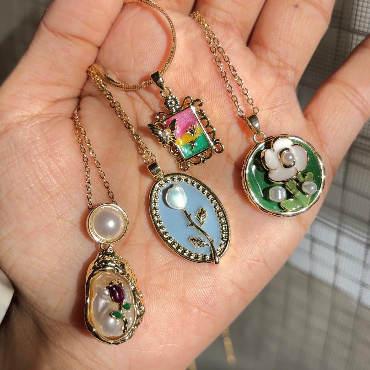 Amazon Perle Flora Necklace -18K | Hand Painted