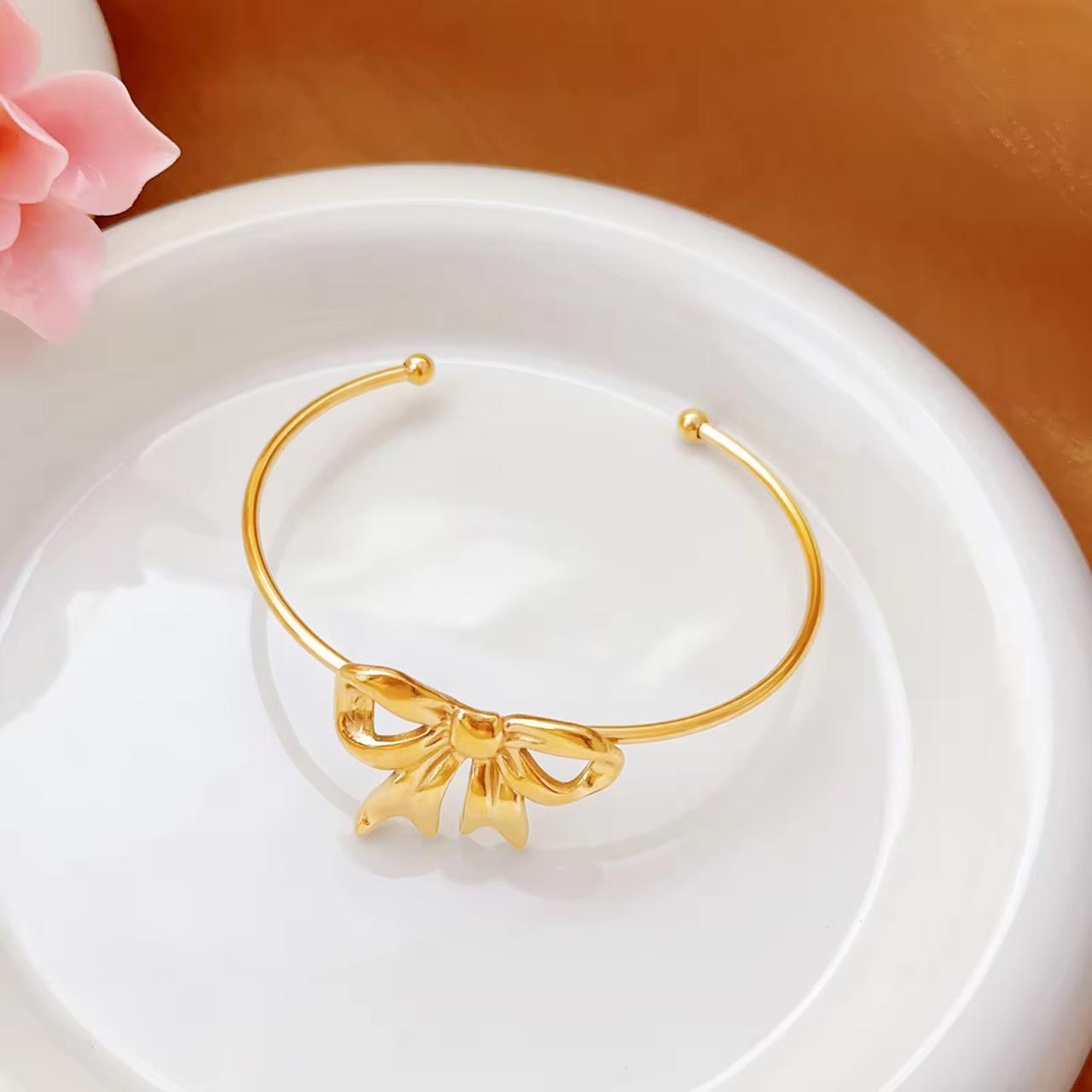 Queen Bow Cuff -18K