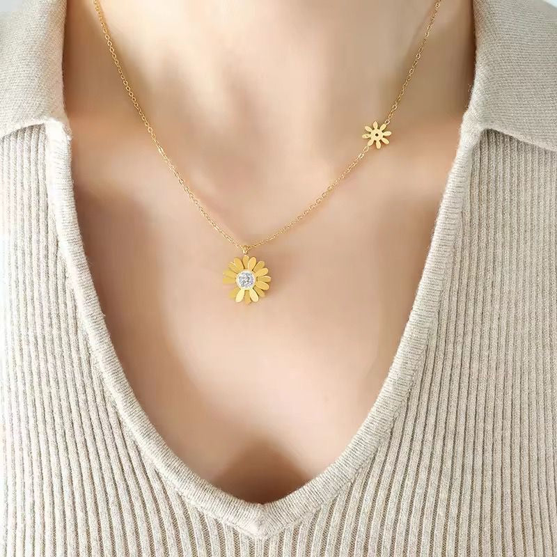 Glitzy Daizy Necklace