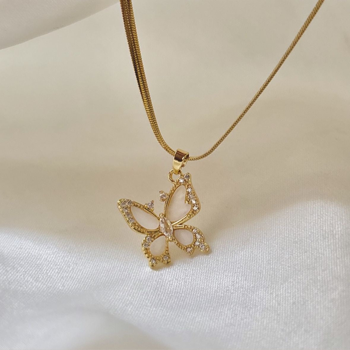 Shell X Diamante Mariposa Necklace