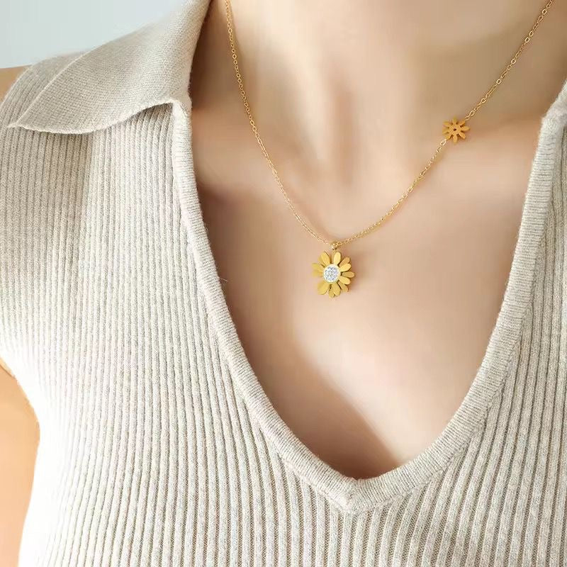 Glitzy Daizy Necklace