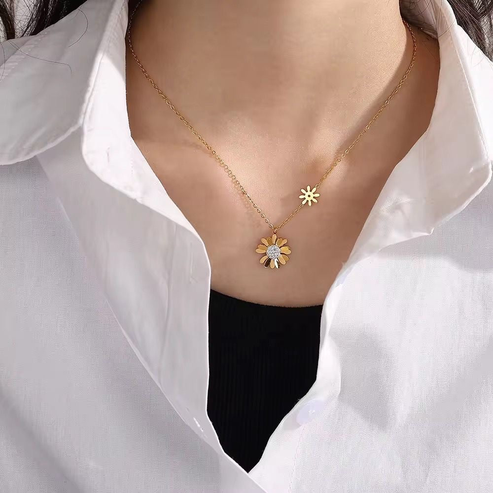 Glitzy Daizy Necklace