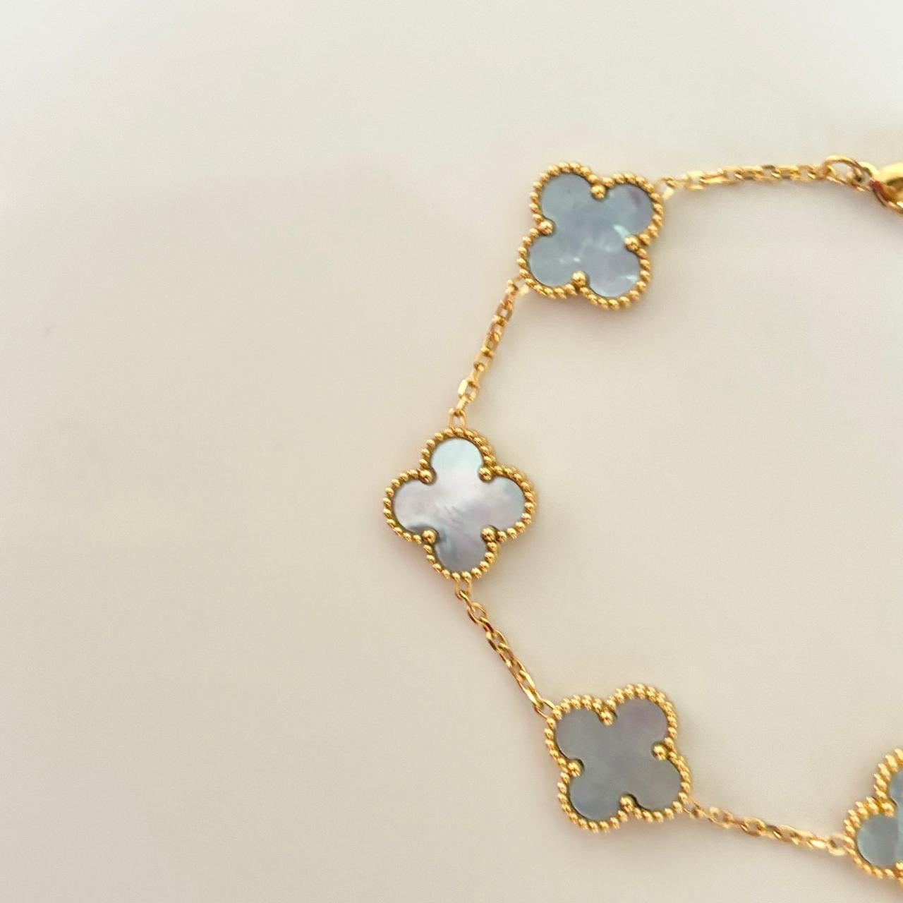 Luxurious Ice Blue-Shell 5 Motifs Clove Bracelet