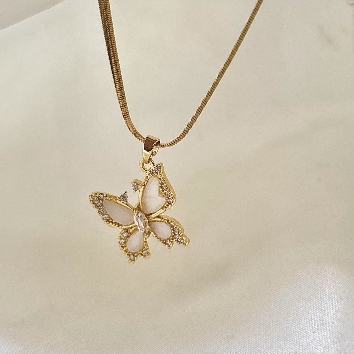 Shell X Diamante Mariposa Necklace