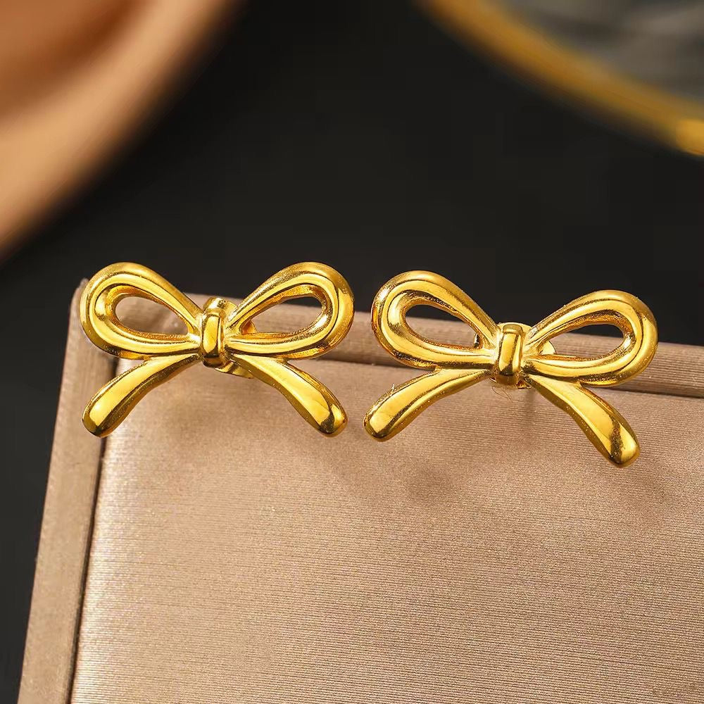 Bow Studs -18K