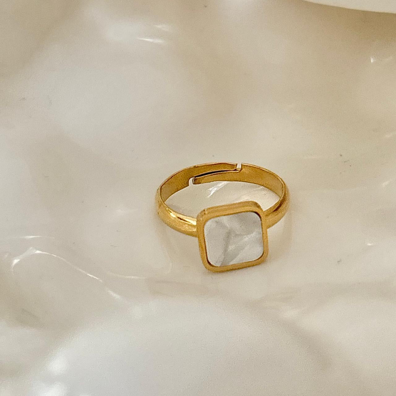 Moonstone Noir Ring -Shell