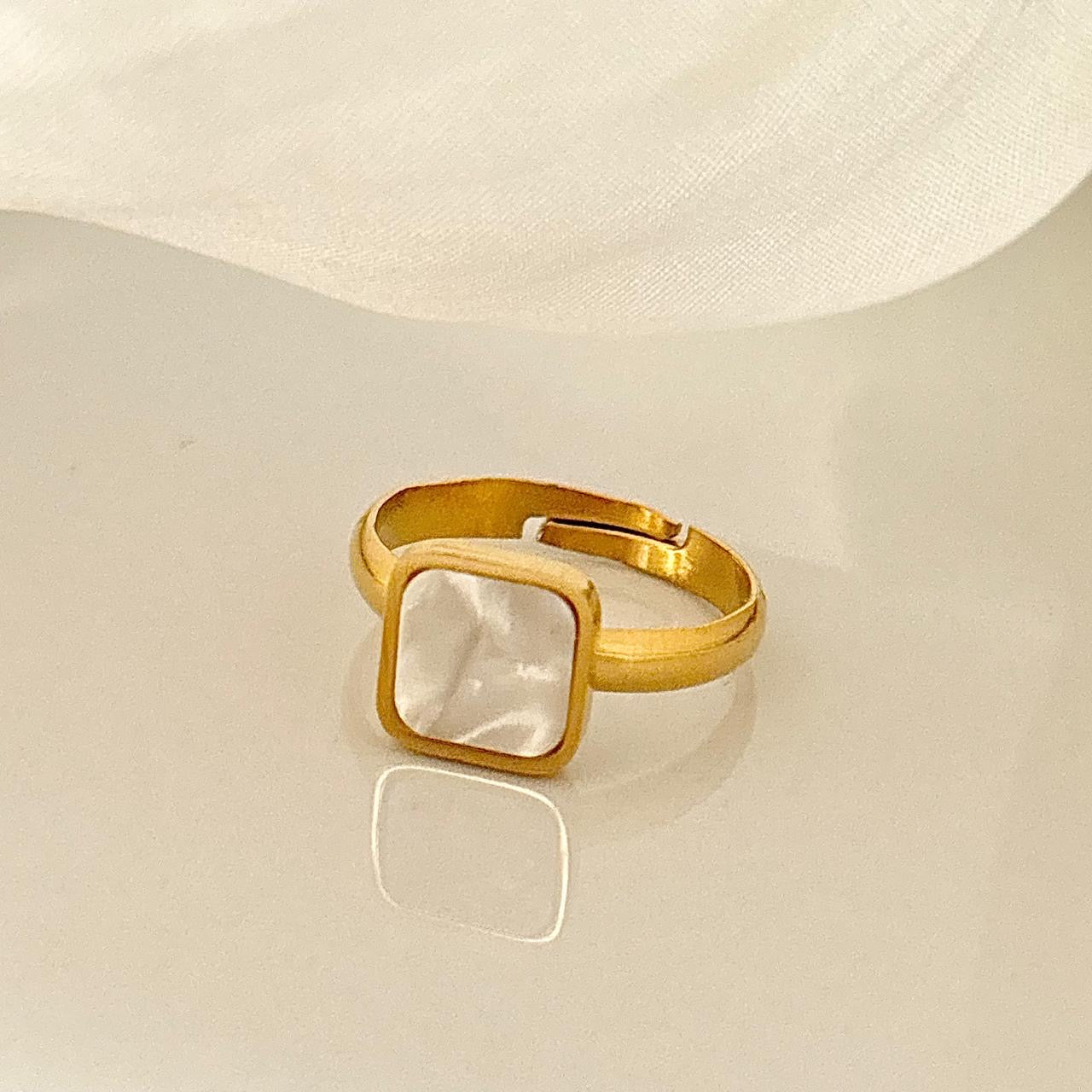 Moonstone Noir Ring -Shell