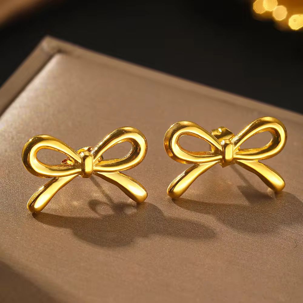 Bow Studs -18K