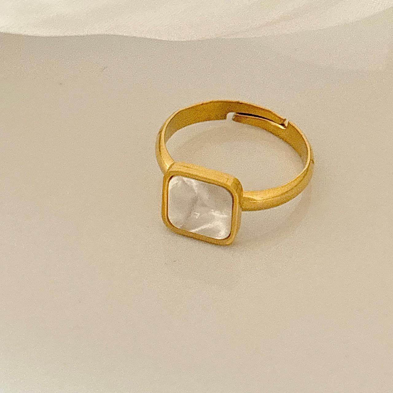 Moonstone Noir Ring -Shell