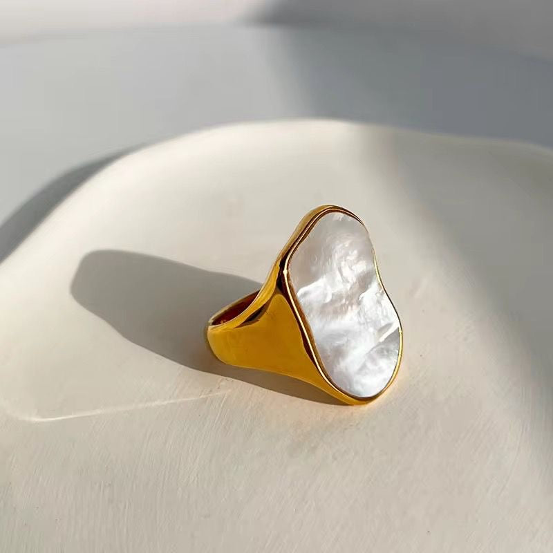 Casandra Shell Signet Ring
