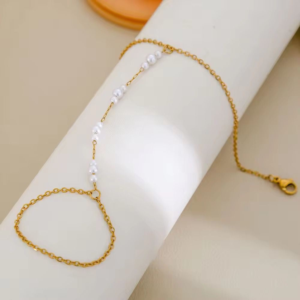 Irene Perle Hand Chain