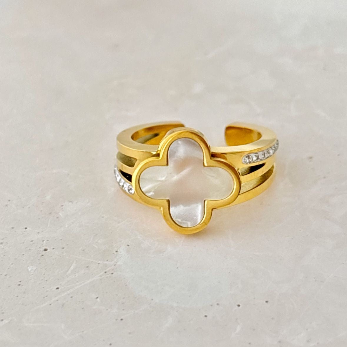 Clover White Shell Ring -18K