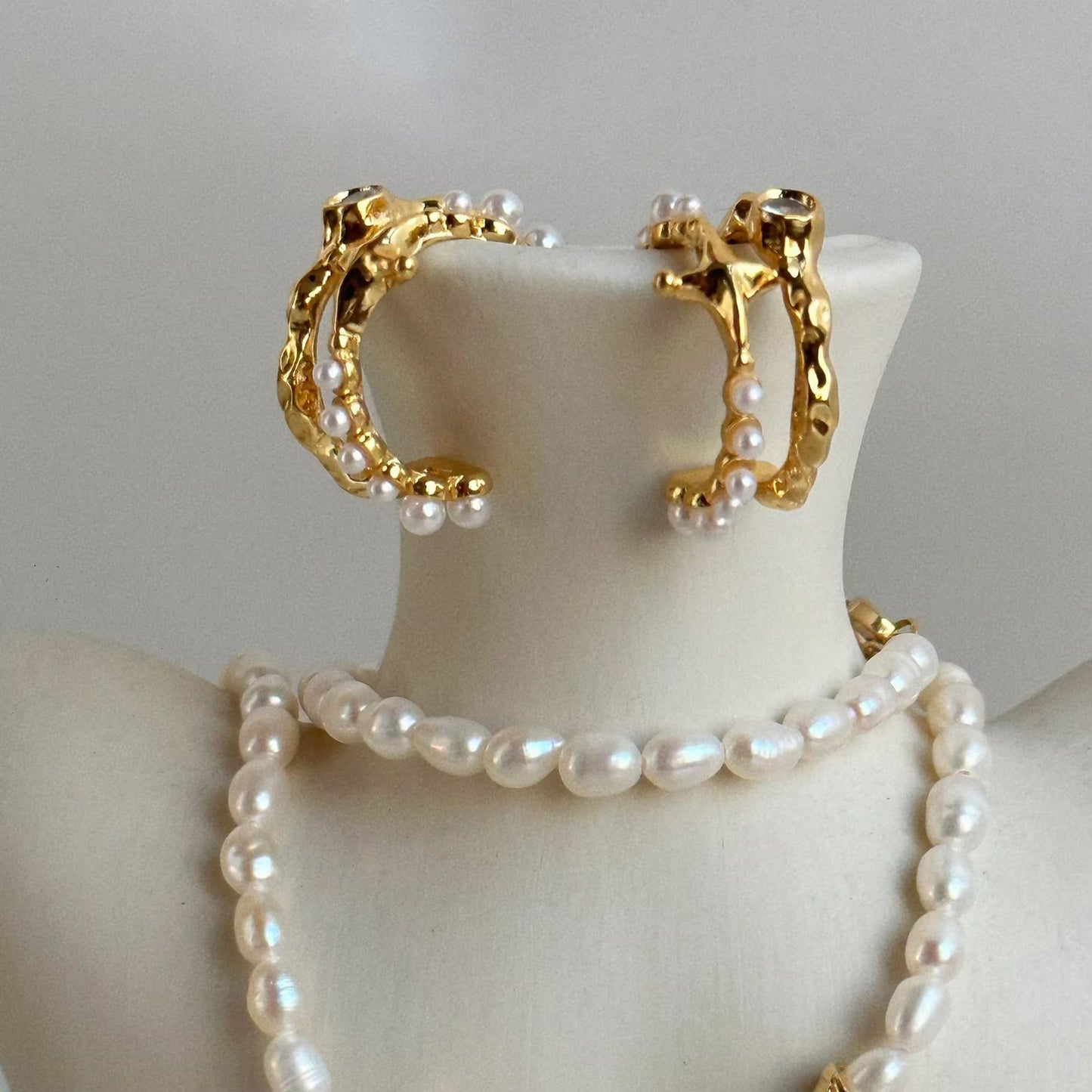 Amelia Pearls Studs