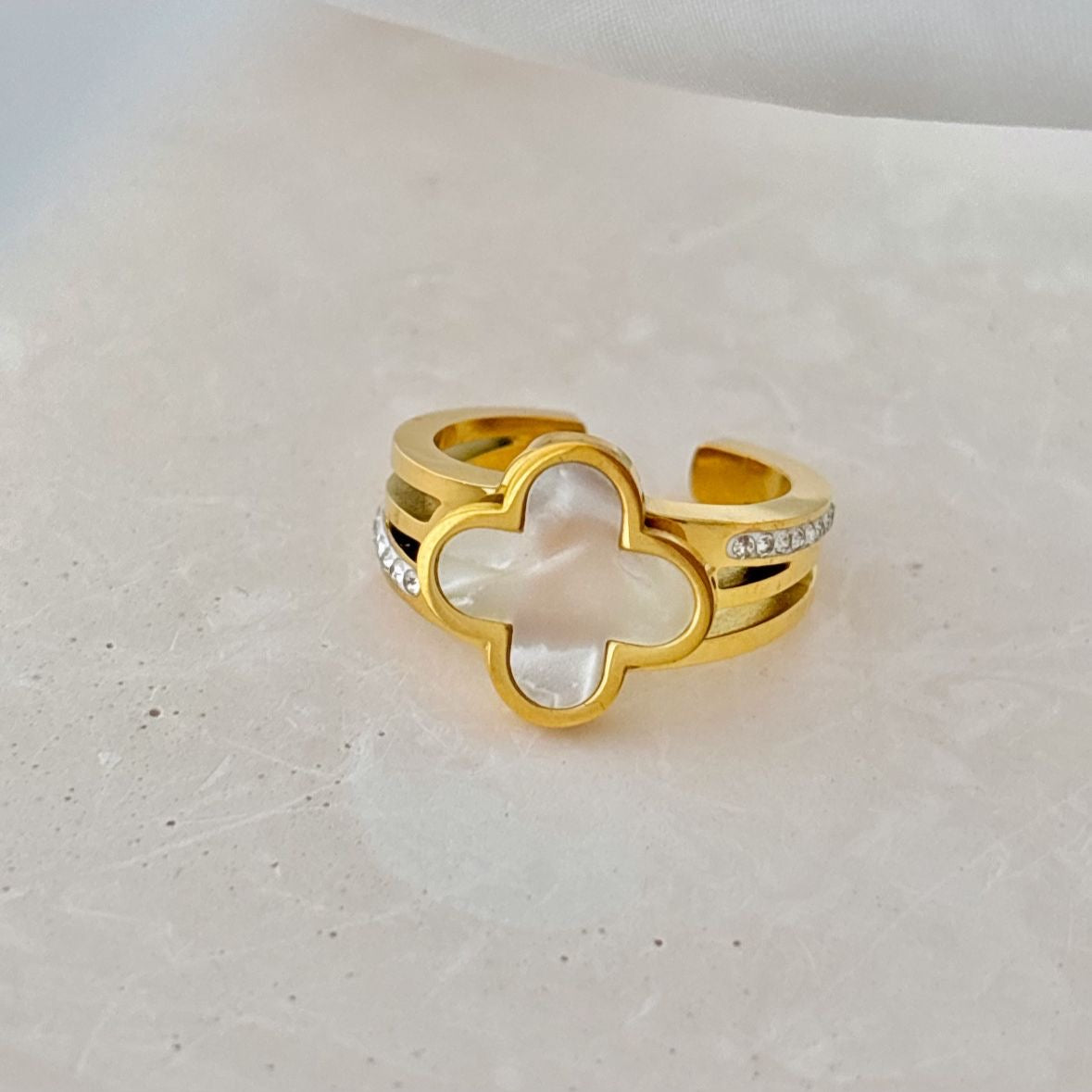 Clover White Shell Ring -18K