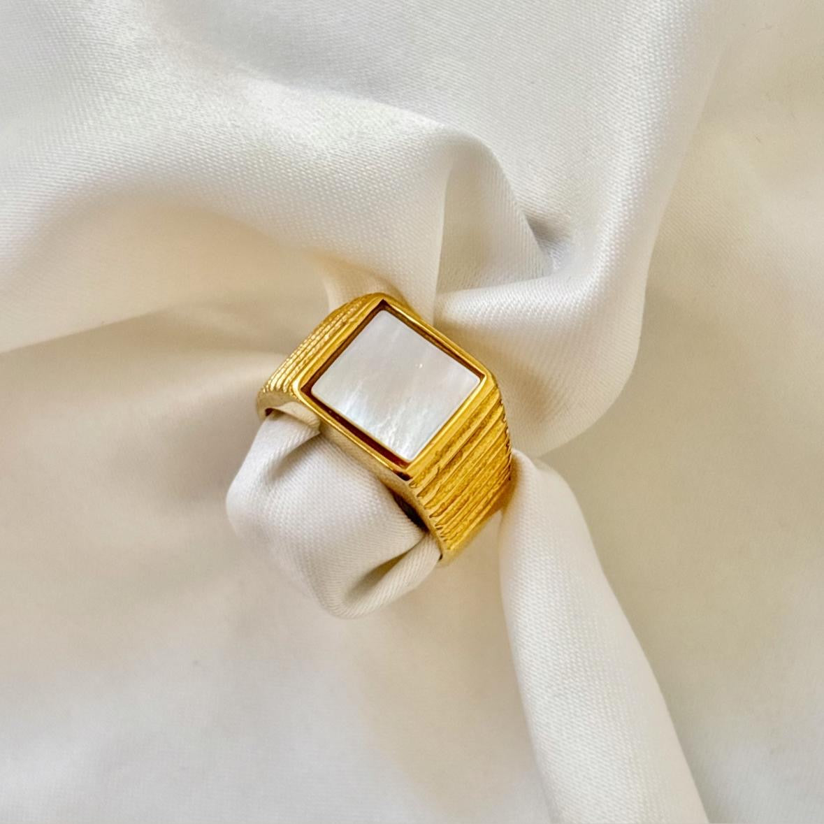 Vintage Insignia White Ring -18K