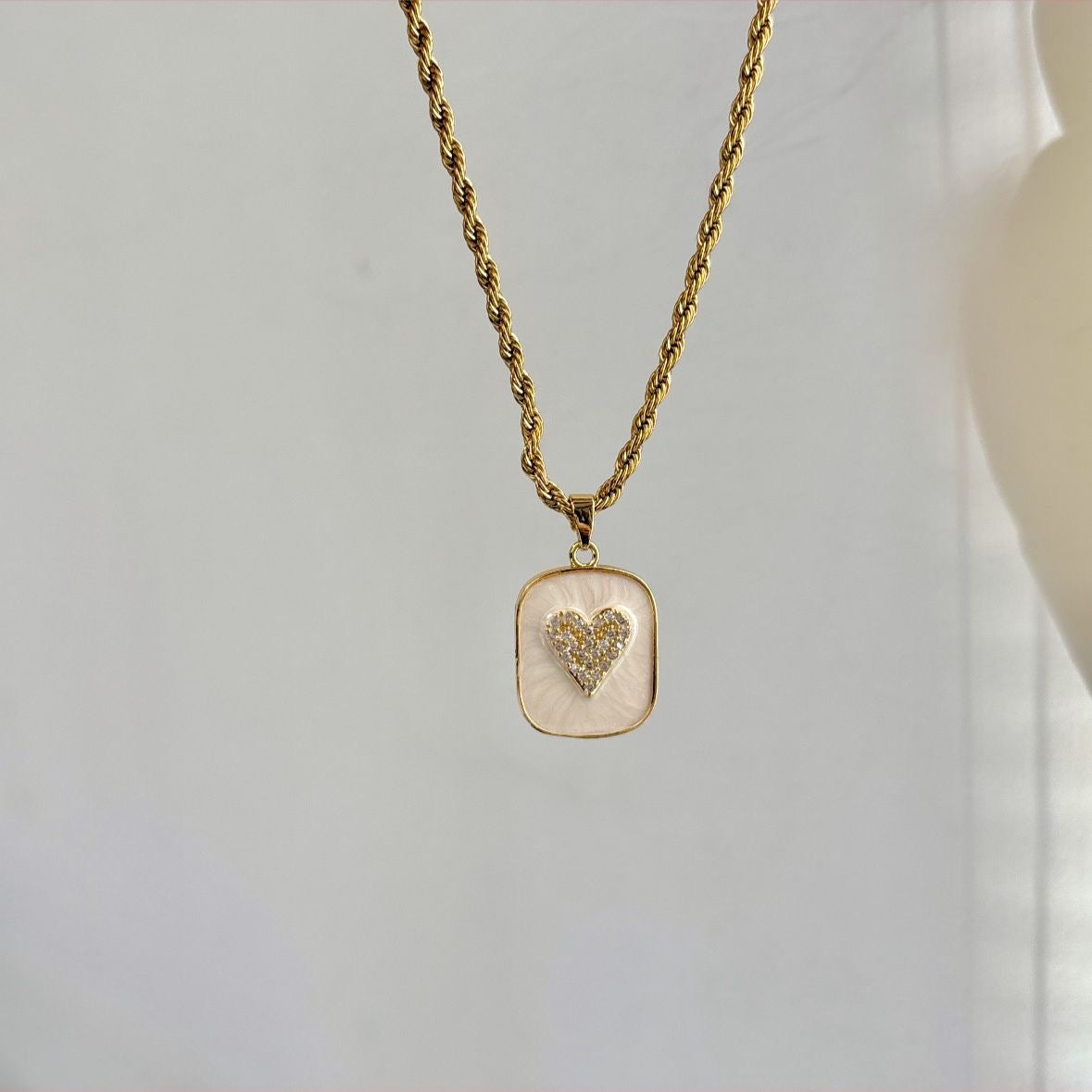 Glittery Sweetheart Shell Necklace -18K