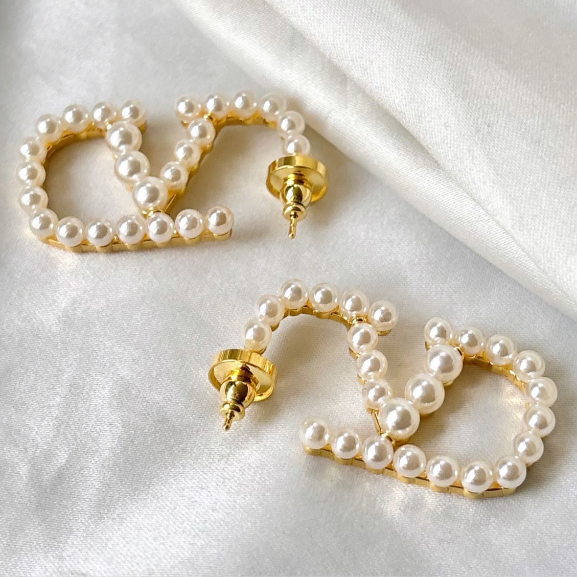 V Signature Pearls X Metal Earrings -22K