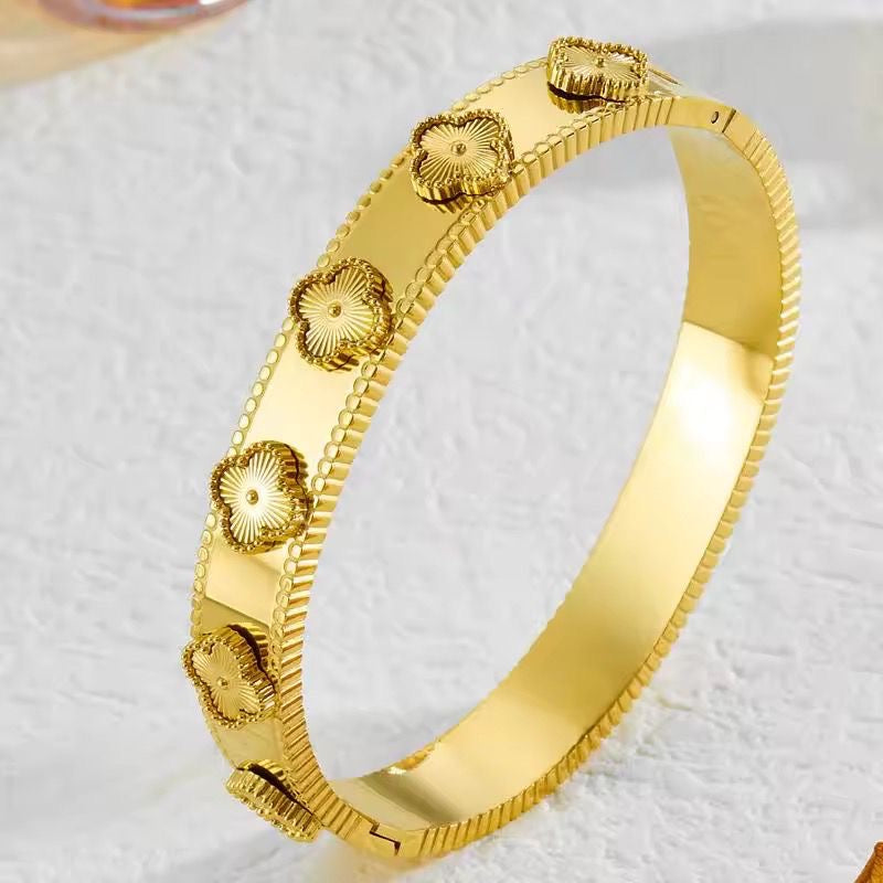 Luxurious Gold Clovia Dreams Bracelet