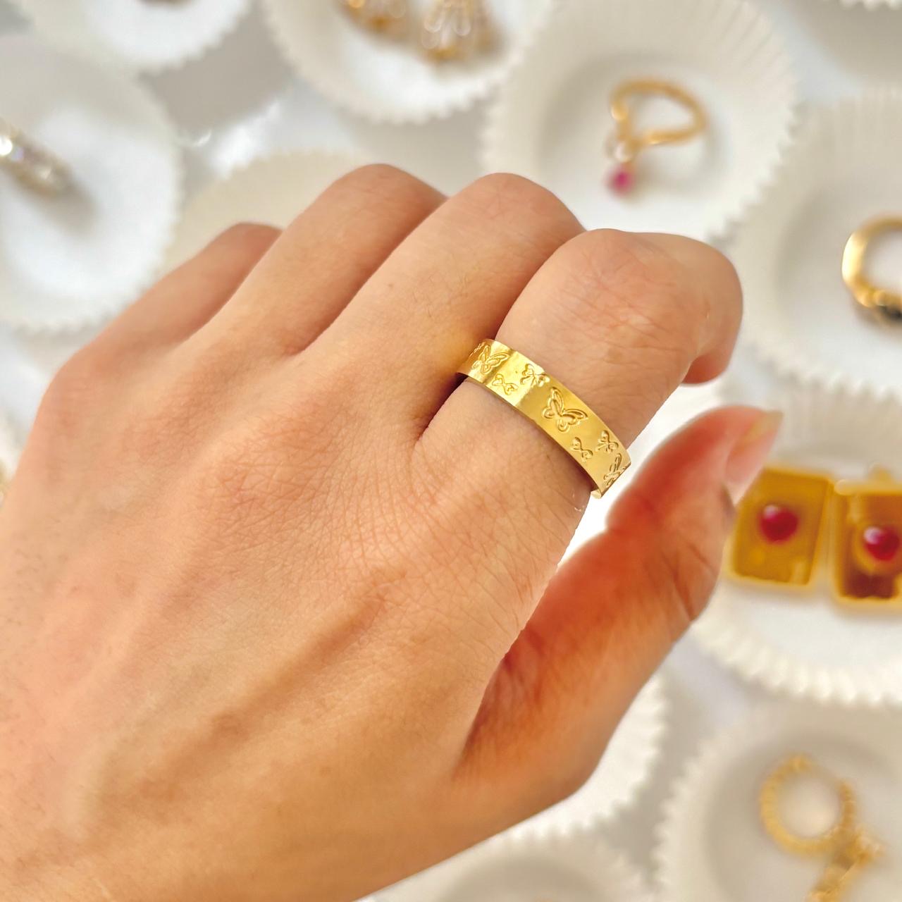 Flutter & Bows Engraved Band Ring