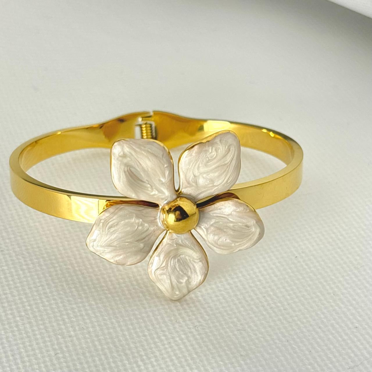 Lily Charm Cuff -Perle White