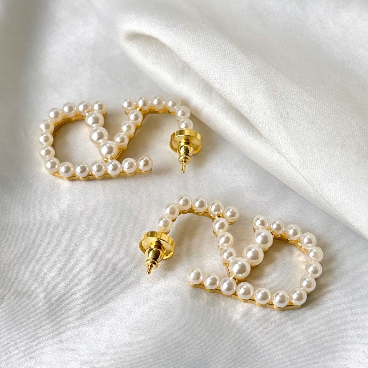 V Signature Pearls X Metal Earrings -22K