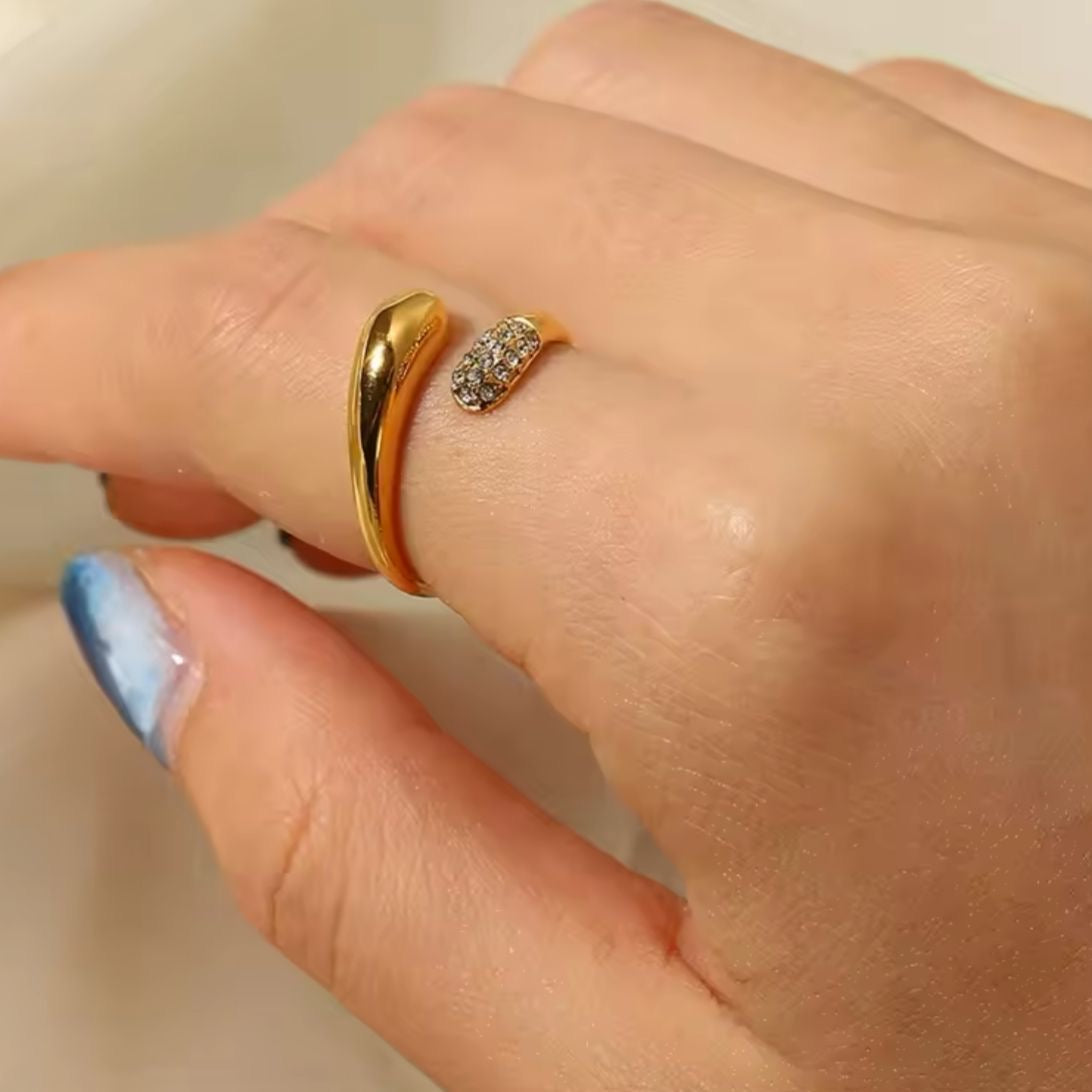 Twirling Cz Ring -18K