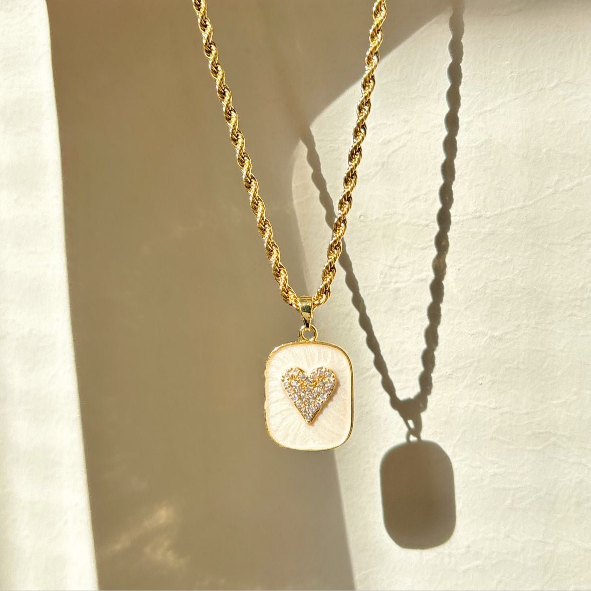 Glittery Sweetheart Shell Necklace -18K