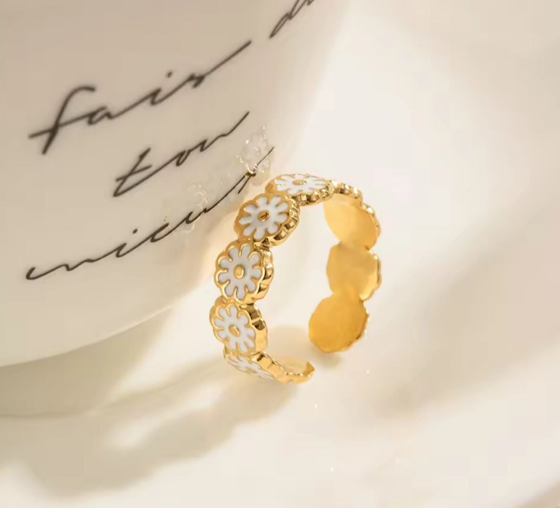 Daisy Bloom Ring -White