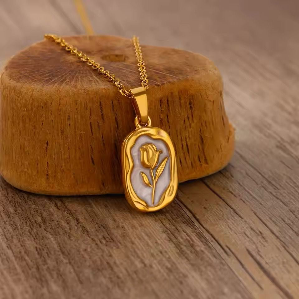 Rosá Shell Engraved Vintage Pendant -18K