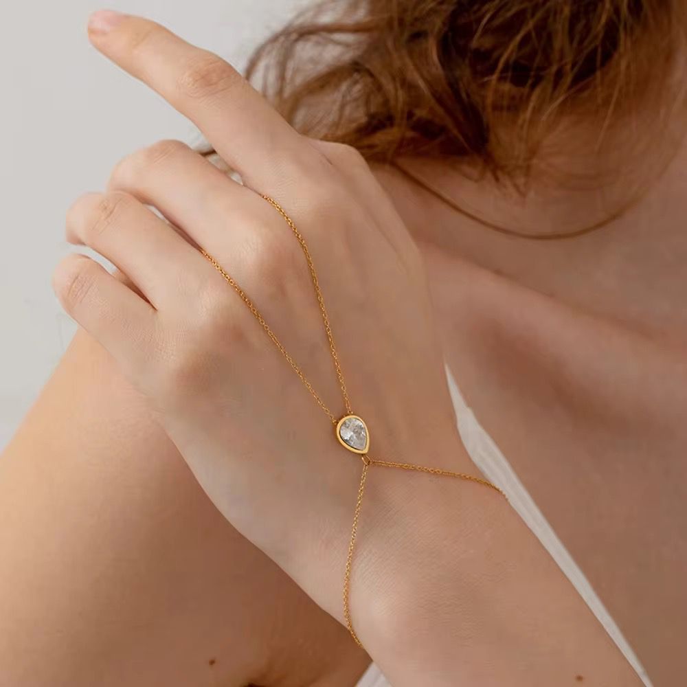Lumière Pearcut Hand Chain