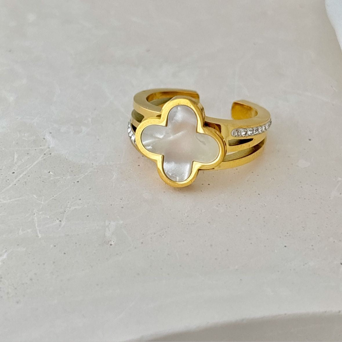 Clover White Shell Ring -18K