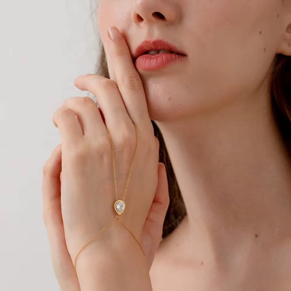 Lumière Pearcut Hand Chain