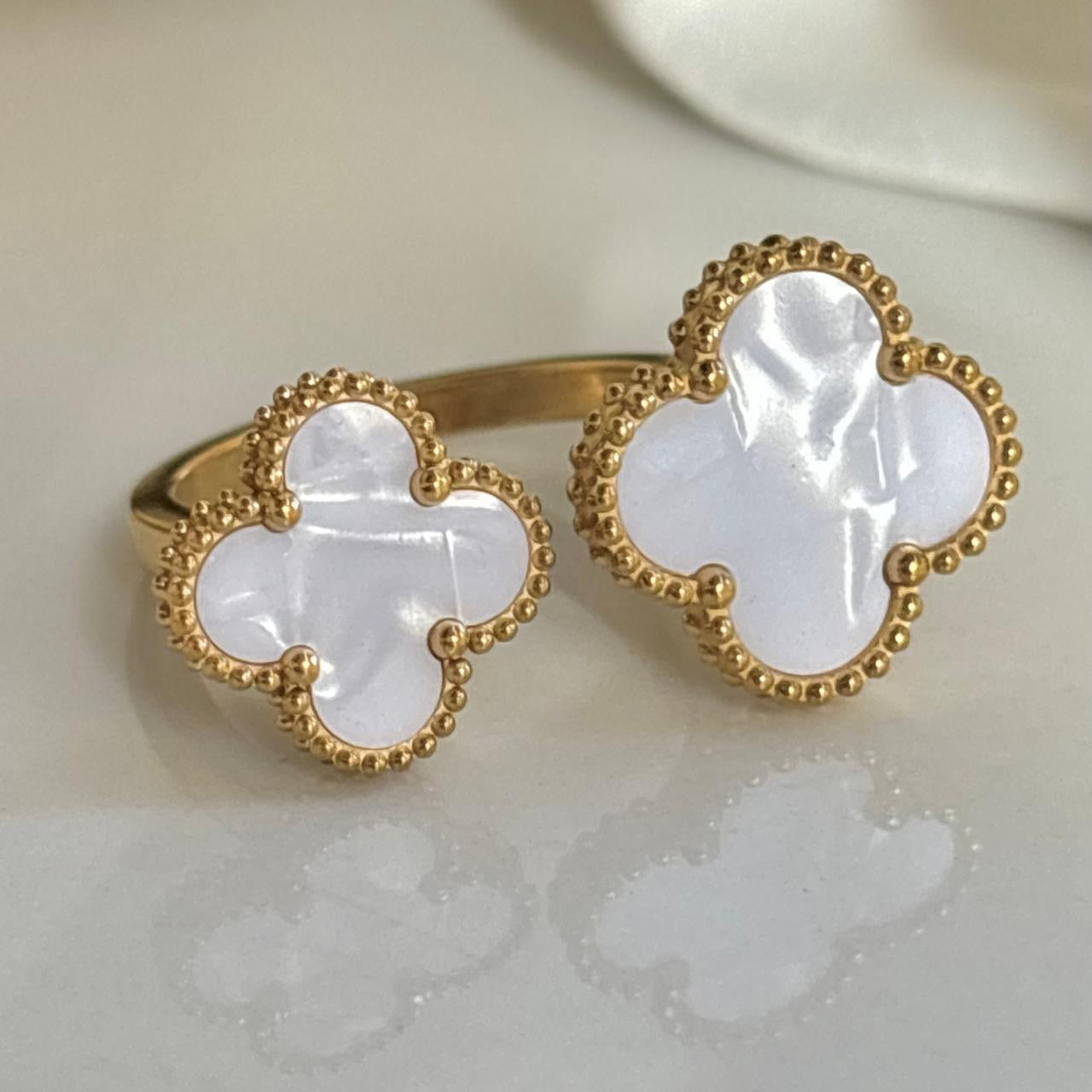 White Floating Clover- Between The Finger Ring | Shell