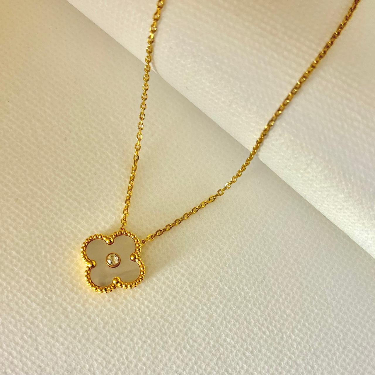 Perlé Queen Clove Necklace -Shell