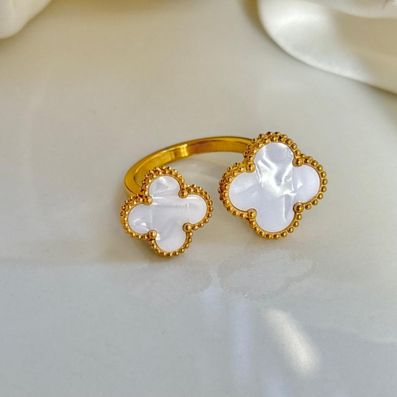 White Floating Clover- Between The Finger Ring | Shell