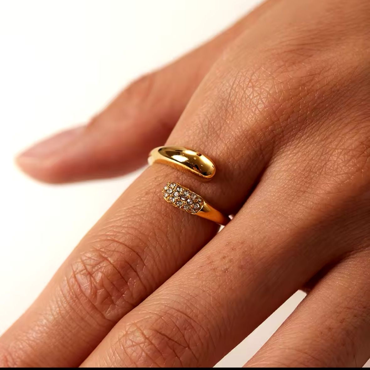 Twirling Cz Ring -18K