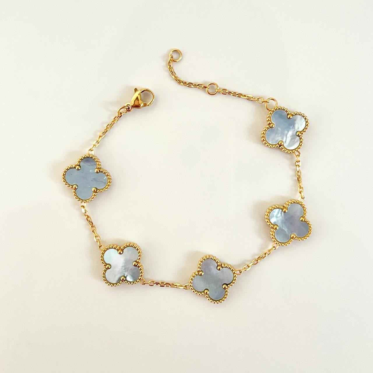 Luxurious Ice Blue-Shell 5 Motifs Clove Bracelet
