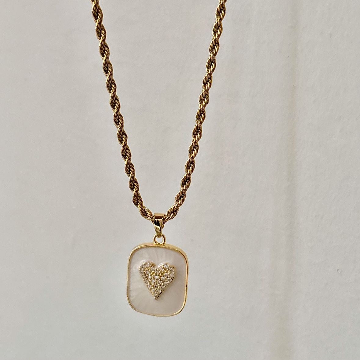 Glittery Sweetheart Shell Necklace -18K