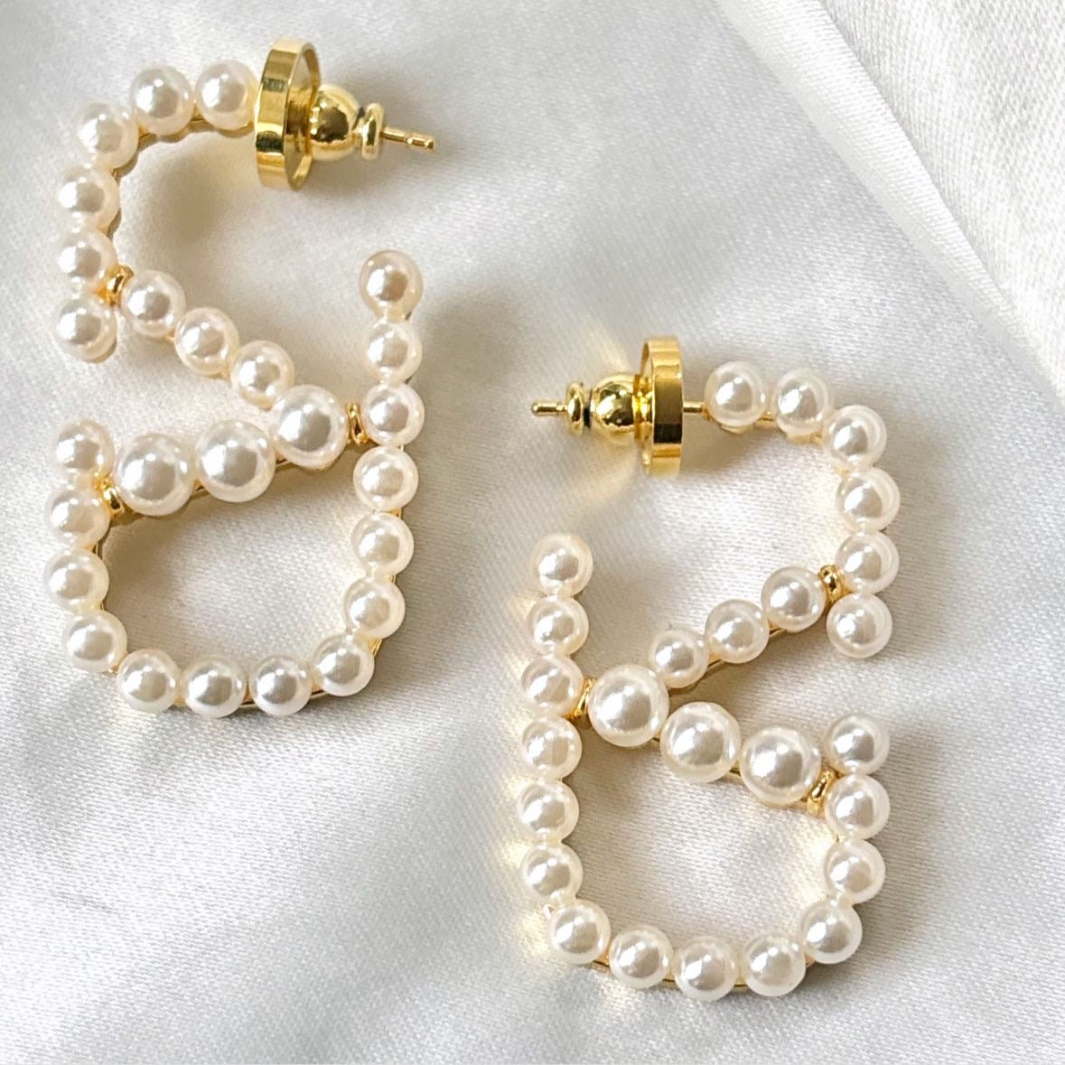 V Signature Pearls X Metal Earrings -22K