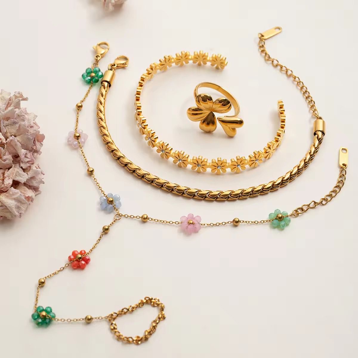 Disty Daisy Hand Chain