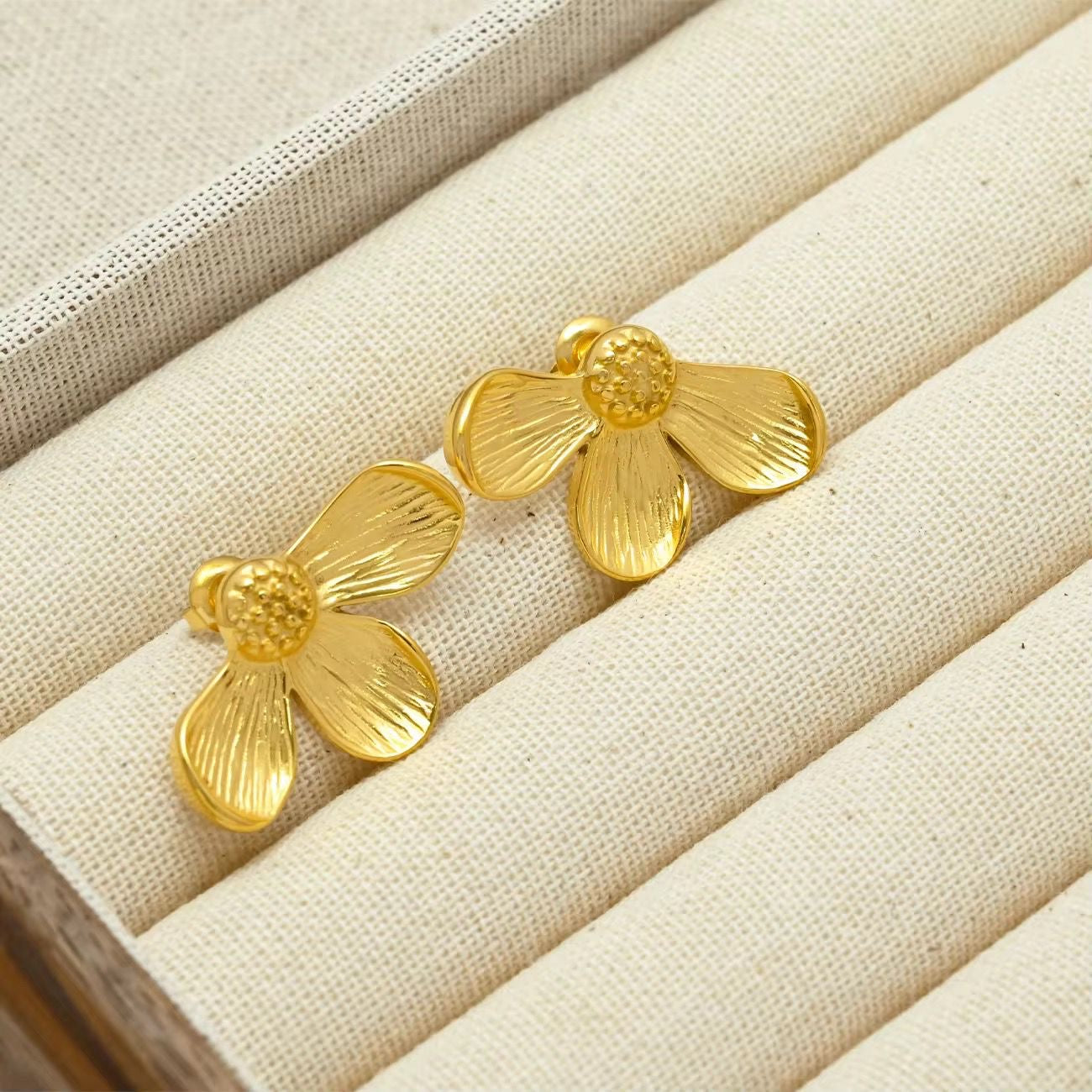 Soha Studs -18K